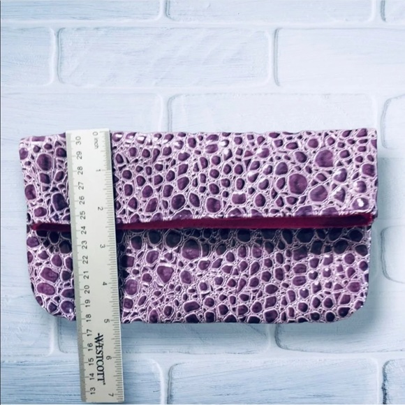 FAUX CROC CLUTCH GLOSSY PURPLE - Picture 9 of 12
